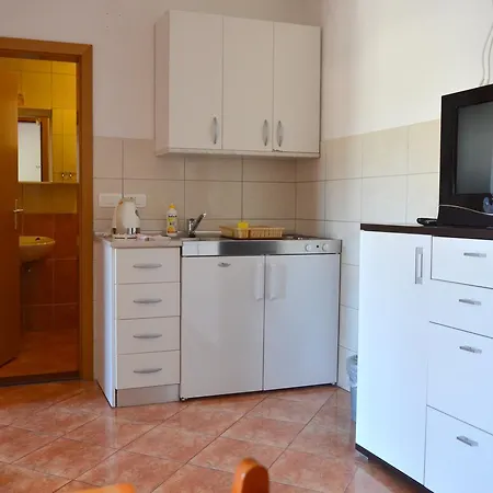 Gradac 13681e Apartment Gradac (Split-Dalmatia)